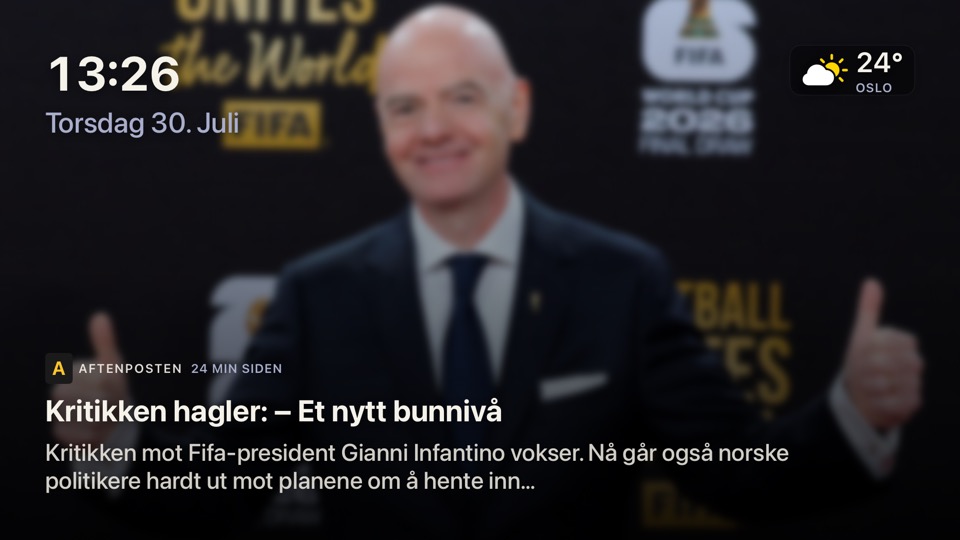 Skjermspareren i Nyhetsbildet med klokke, vær og siste overskrift